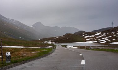 İsviçre 'de manzaralı dağ manzaralı bir yol