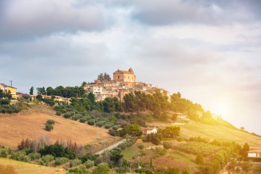 İtalya 'da tepede küçük bir kasaba