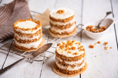 Beyaz ahşap arka planda küçük havuçlu kekler