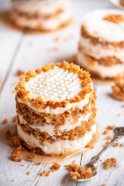 Beyaz ahşap arka planda küçük havuçlu kekler