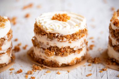 Beyaz ahşap arka planda küçük havuçlu kekler