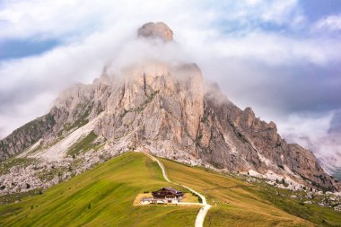 Majestic Dolomite Dağları, İtalya yazın