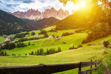 Dolomite Alpleri 'ndeki küçük köylü yeşil vadi.