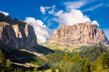 İtalya 'da Dolomite Alpleri, yüksek dağ ve yeşil orman