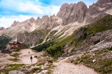Dağ yürüyüşü patikası ve Dolomite Alplerinde yürüyen insanlar.