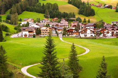 Dolomite Alpleri 'nde bir kilisesi olan dağ köyü Yazın yeşil çayırlarda