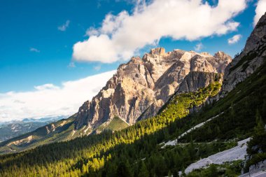 İtalya 'da Dolomite Alpleri, yüksek dağ ve yeşil orman