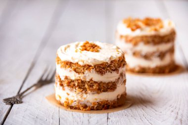 Beyaz ahşap arka planda küçük havuçlu kekler