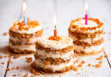 Beyaz ahşap arka planda küçük havuçlu kekler