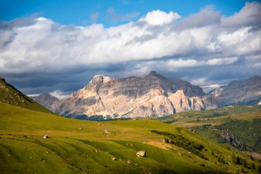 Yaz mevsiminde Dolomite Alpleri 'ndeki dağ manzarası bulutlu.