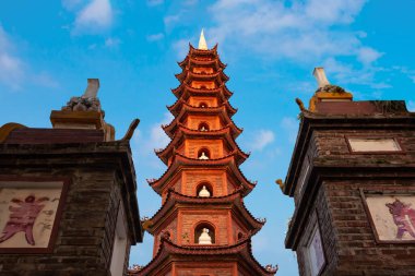 Vietnam 'ın Hanoi şehrinde Tran quoc pagoda