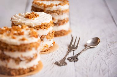 Beyaz ahşap arka planda küçük havuçlu kekler