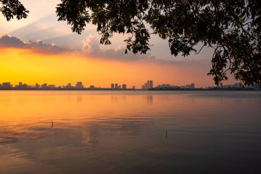 Skyline Hanoi şehri, günbatımında Vietnam