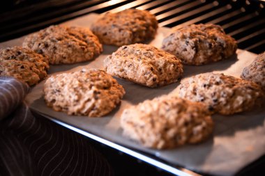 Fırında taze kurabiyeler, ev yapımı yemekler.