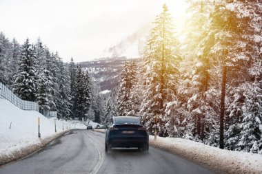 İtalya 'daki Dolomite dağlarında ormanların arasında kış yolu