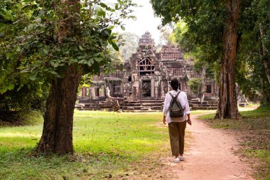 Kamboçya 'daki Angkor tapınağına yürüyen kadın turist.