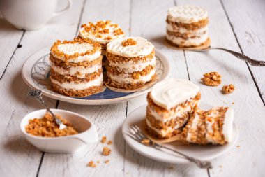 Beyaz ahşap arka planda küçük havuçlu kekler