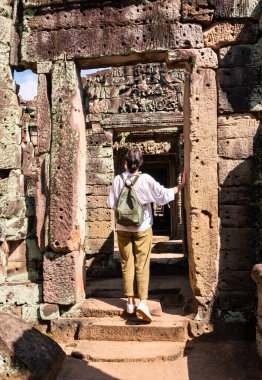 Kamboçya 'daki Angkor tapınağına bakan kadın turist