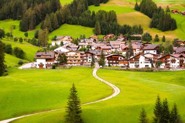 Dolomite Alpleri 'nde bir kilisesi olan dağ köyü Yazın yeşil çayırlarda