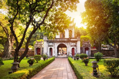 Hanoi, Vietnam 'daki Edebiyat Tapınağı' nın ana kapısı.