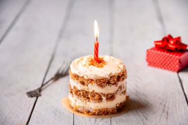 Beyaz ahşap arka planda küçük havuçlu kekler