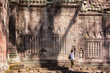 Kamboçya 'daki Angkor tapınağına bakan kadın turist