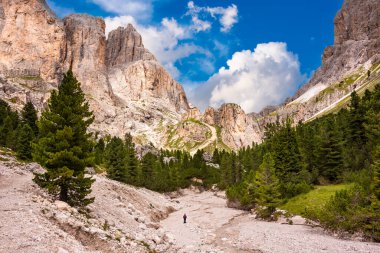 İtalya 'da Dolomite Alpleri, yazları dağ manzarası