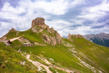 İtalya 'da Dolomite Alpleri' nde yaz mevsiminde tahta dağ sığınağı