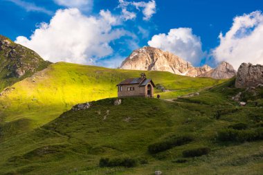 Yazın Dolomite Alplerinde küçük kilise ya da chappel