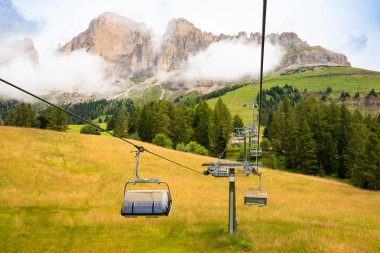İtalya 'da Dolomite Alpleri' nde yazın dağda kablolu araba.