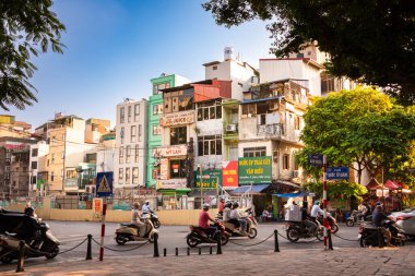 Hanoi, Vietnam 'da bir sokak. Mobilete binen insanlar