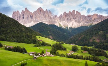Dolomite Alpleri 'ndeki küçük köylü yeşil vadi.