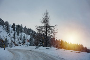 İtalya 'daki Dolomite dağlarında kışın gün batımı