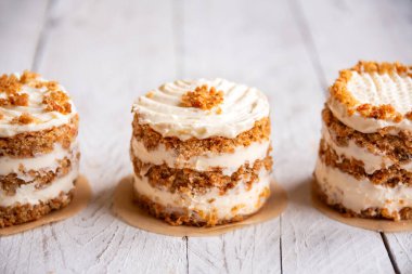 Beyaz ahşap arka planda küçük havuçlu kekler