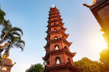 Vietnam 'ın Hanoi şehrinde Tran quoc pagoda