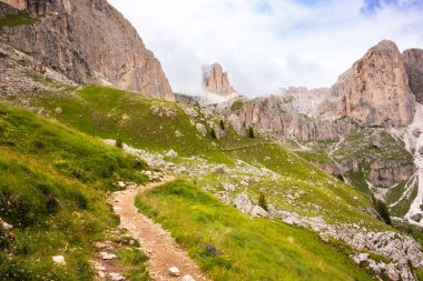 Dağ yürüyüşü patikası ve Dolomite Alplerinde yürüyen insanlar.