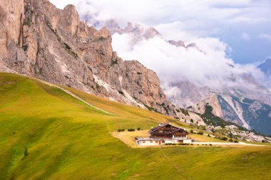 İtalya 'da Dolomite Alpleri' nde yaz mevsiminde tahta dağ sığınağı