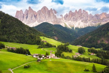 Dolomite Alpleri 'ndeki küçük köylü yeşil vadi.