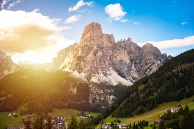 İtalya 'da Dolomite Alpleri, yüksek dağ ve yeşil orman