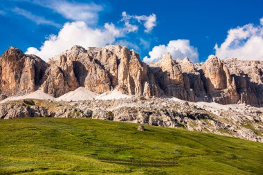 İtalya 'da Dolomite Alpleri, yüksek dağ ve yeşil orman