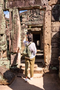 Kamboçya 'daki Angkor tapınağına bakan kadın turist