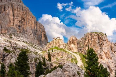 Dolomite Alpleri ve kayaların üzerinde bir ev
