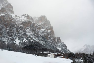 Kış yolundaki dağlarda kötü kış havası