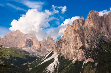İtalya 'da Dolomite Alpleri, yüksek dağ ve yeşil orman