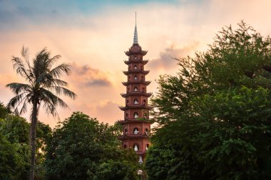 Hanoi şehrinde günbatımında Tran quoc pagoda