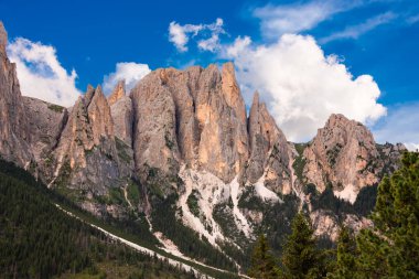 İtalya 'da Dolomite Alpleri, yüksek dağ ve yeşil orman