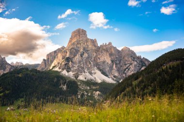 İtalya 'da Dolomite Alpleri, yüksek dağ ve yeşil orman