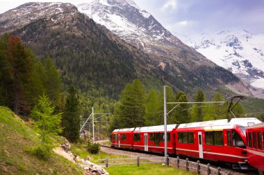 Dağ manzarasında kızıl İsviçre treni