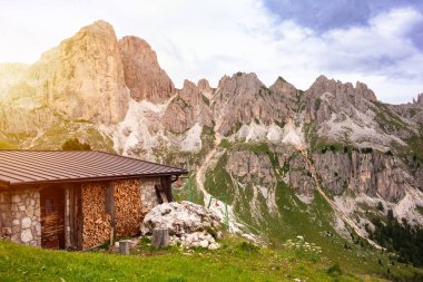 İtalya 'da Dolomite Alpleri' nde yaz mevsiminde tahta dağ sığınağı