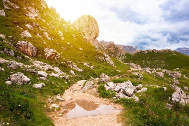 Dağ yürüyüşü patikası ve Dolomite Alplerinde yürüyen insanlar.